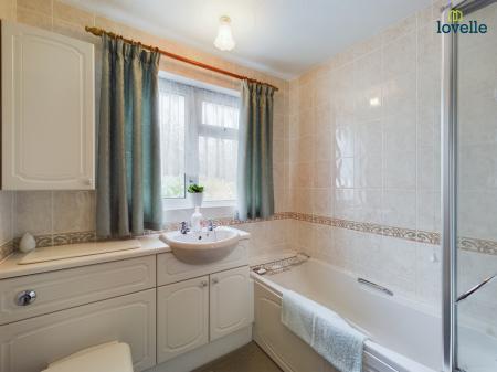 2 bedroom Semi-detached bungalow for sale in Salters Cottages, Ludford, LN8