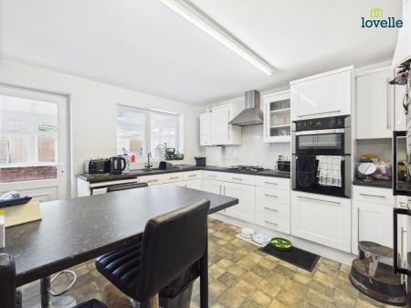 4 bedroom Detached house for sale in Dovecote, Middle Rasen, LN8