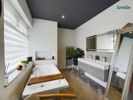 4 bedroom Detached house for sale in Legsby Road, Market Rasen, LN8