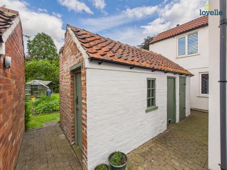 4 bedroom Detached house for sale in High Street, Waddingham, DN21