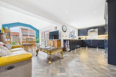 6 bedroom Detached house to let in Coxes Meadow, Ulceby, DN39