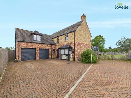 4 bedroom Detached house for sale in Heath Court, Middle Rasen, Market Rasen