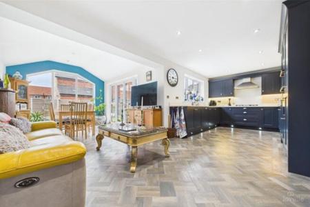 6 bedroom Detached house to let in Coxes Meadow, Ulceby, DN39