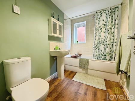 3 bedroom Detached house to let in Yarrow Way, Witham St Hughs, LN6