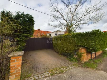 4 bedroom Semi-detached house for sale in Lincoln Lane, Thorpe on the Hill, LN6