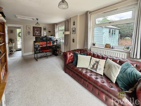 4 bedroom Semi-detached house for sale in Lincoln Lane, Thorpe on the Hill, LN6