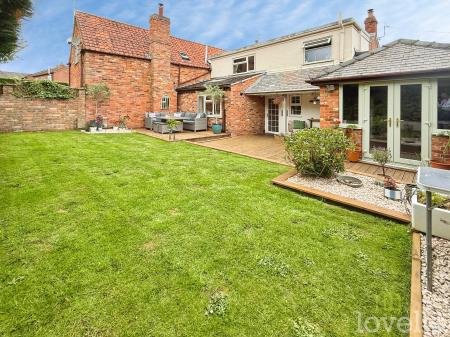 4 bedroom Semi-detached house for sale in Lincoln Lane, Thorpe on the Hill, LN6