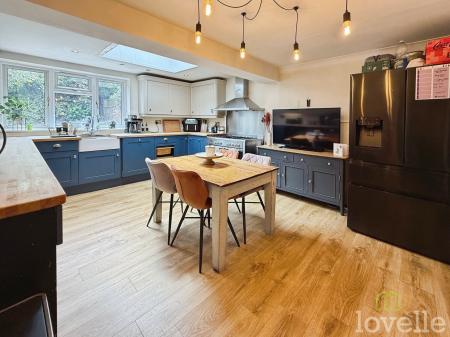 4 bedroom Semi-detached house for sale in Lincoln Lane, Thorpe on the Hill, LN6