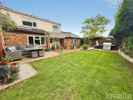 4 bedroom Semi-detached house for sale in Lincoln Lane, Thorpe on the Hill, LN6