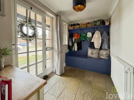 4 bedroom Semi-detached house for sale in Lincoln Lane, Thorpe on the Hill, LN6