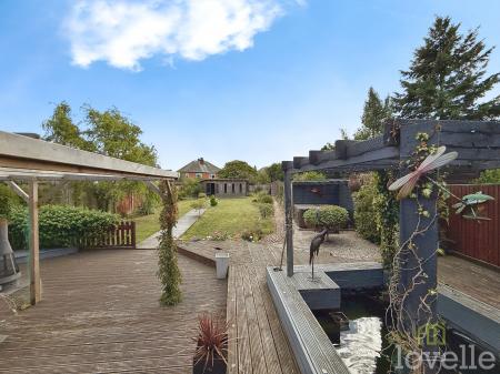 4 bedroom Semi-detached house for sale in Dore Avenue, North Hykeham, LN6