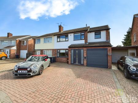 4 bedroom Semi-detached house for sale in Dore Avenue, North Hykeham, LN6