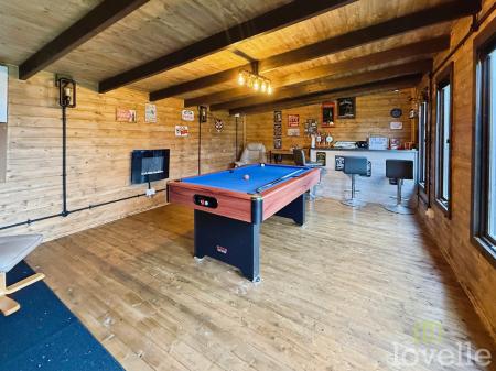 4 bedroom Semi-detached house for sale in Dore Avenue, North Hykeham, LN6