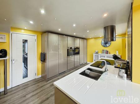 4 bedroom Semi-detached house for sale in Dore Avenue, North Hykeham, LN6