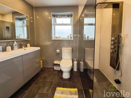 4 bedroom Semi-detached house for sale in Dore Avenue, North Hykeham, LN6