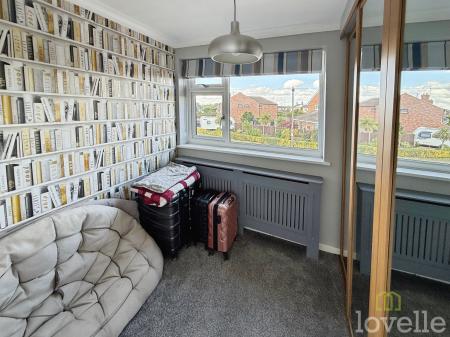 4 bedroom Semi-detached house for sale in Dore Avenue, North Hykeham, LN6