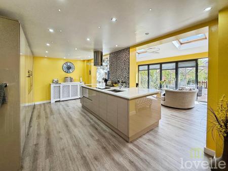 4 bedroom Semi-detached house for sale in Dore Avenue, North Hykeham, LN6