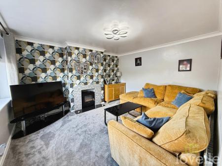 4 bedroom Semi-detached house for sale in Dore Avenue, North Hykeham, LN6