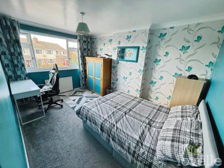 4 bedroom Semi-detached house for sale in Dore Avenue, North Hykeham, LN6