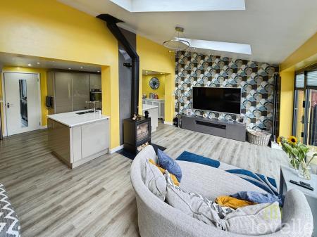 4 bedroom Semi-detached house for sale in Dore Avenue, North Hykeham, LN6