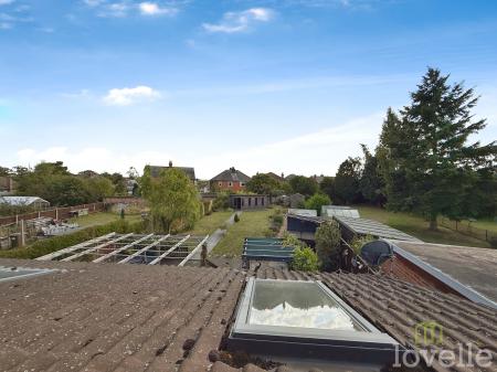 4 bedroom Semi-detached house for sale in Dore Avenue, North Hykeham, LN6