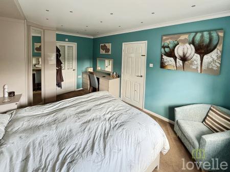 4 bedroom Semi-detached house for sale in Dore Avenue, North Hykeham, LN6