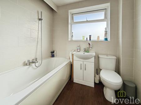 4 bedroom Semi-detached house for sale in Dore Avenue, North Hykeham, LN6