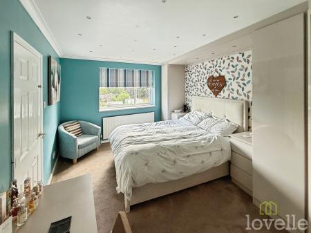 4 bedroom Semi-detached house for sale in Dore Avenue, North Hykeham, LN6