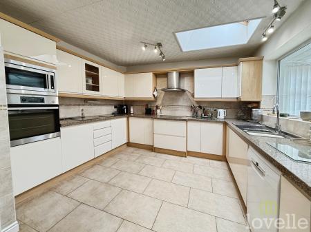 4 bedroom Bungalow for sale in Pendine Crescent, North Hykeham, LN6