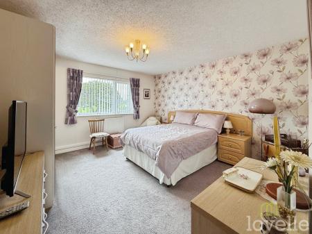 4 bedroom Bungalow for sale in Pendine Crescent, North Hykeham, LN6