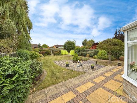 4 bedroom Bungalow for sale in Pendine Crescent, North Hykeham, LN6