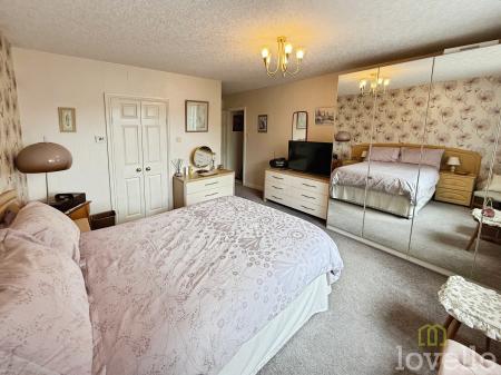 4 bedroom Bungalow for sale in Pendine Crescent, North Hykeham, LN6