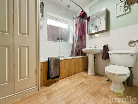 4 bedroom Detached house for sale in Beverley Grove, North Hykeham, LN6