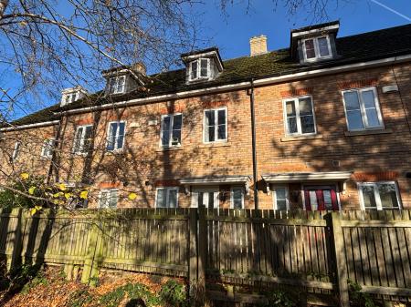 4 bedroom Terraced House for sale in Carnoustie Drive, Lincoln, LN6