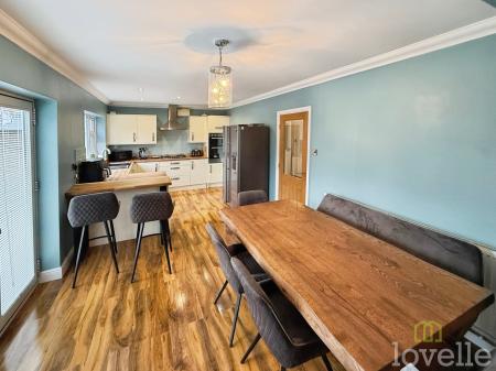 4 bedroom Detached house for sale in Newark Road, North Hykeham, LN6