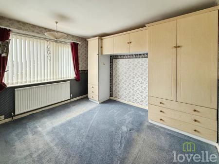 3 bedroom Semi-detached house for sale in Birchwood Avenue, Lincoln, LN6