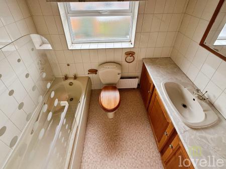 3 bedroom Semi-detached house for sale in Birchwood Avenue, Lincoln, LN6