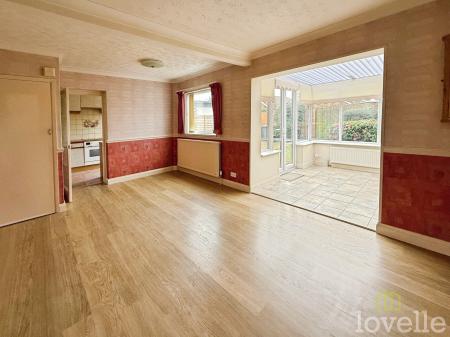 3 bedroom Semi-detached house for sale in Birchwood Avenue, Lincoln, LN6