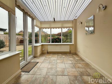 3 bedroom Semi-detached house for sale in Birchwood Avenue, Lincoln, LN6