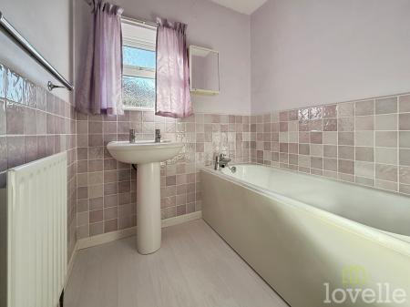 4 bedroom Semi-detached house for sale in Matlock Drive, North Hykeham, LN6