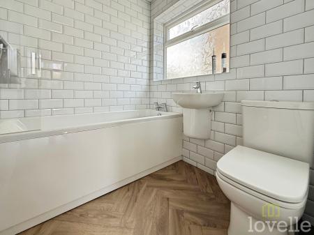 3 bedroom Semi-detached house to let in Foyle close, Lincoln, LN5