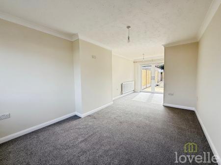 3 bedroom Semi-detached house to let in Foyle close, Lincoln, LN5