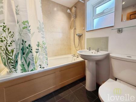 3 bedroom Semi-detached house to let in Chestnut Road, North Hykeham, LN6