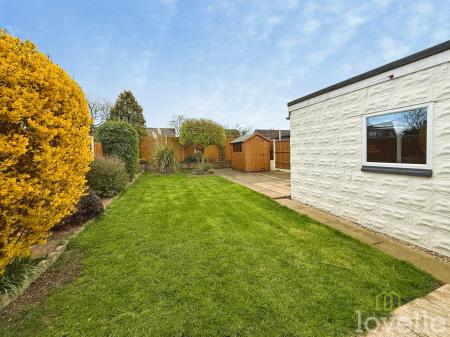 3 bedroom Semi-detached house to let in Chestnut Road, North Hykeham, LN6