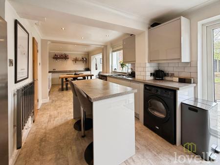 3 bedroom Detached house for sale in Newark Road, North Hykeham, LN6