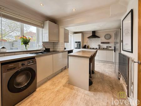 3 bedroom Detached house for sale in Newark Road, North Hykeham, LN6