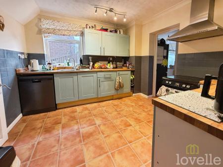 5 bedroom Semi-detached house for sale in De Wint Avenue, Lincoln, LN6