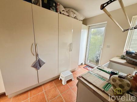 5 bedroom Semi-detached house for sale in De Wint Avenue, Lincoln, LN6