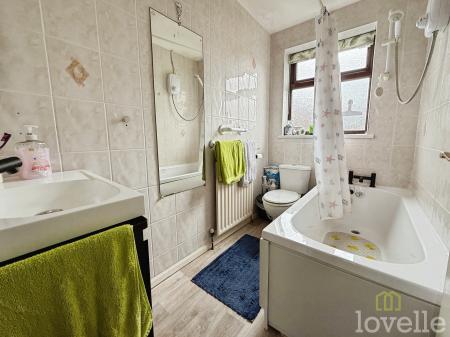 2 bedroom Semi-detached house for sale in Elsham Close, Lincoln, LN6