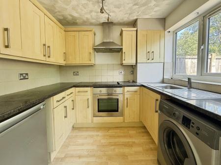 3 bedroom Semi-detached house to let in Woodvale Close, Lincoln, LN6